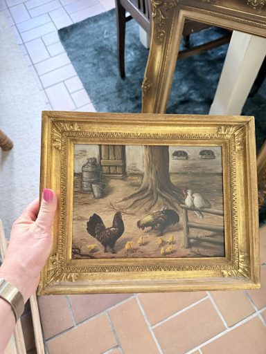 Hof-Idylle Ein goldfarbener Rahmen mit einer ländlichen Szene von Hühnern und einem Baum.